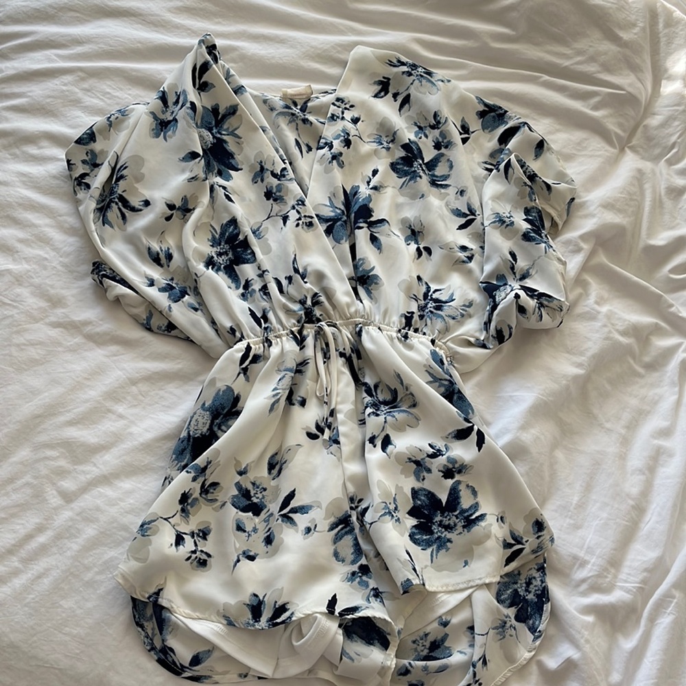 Boutique Floral Romper - White/Blue - size S